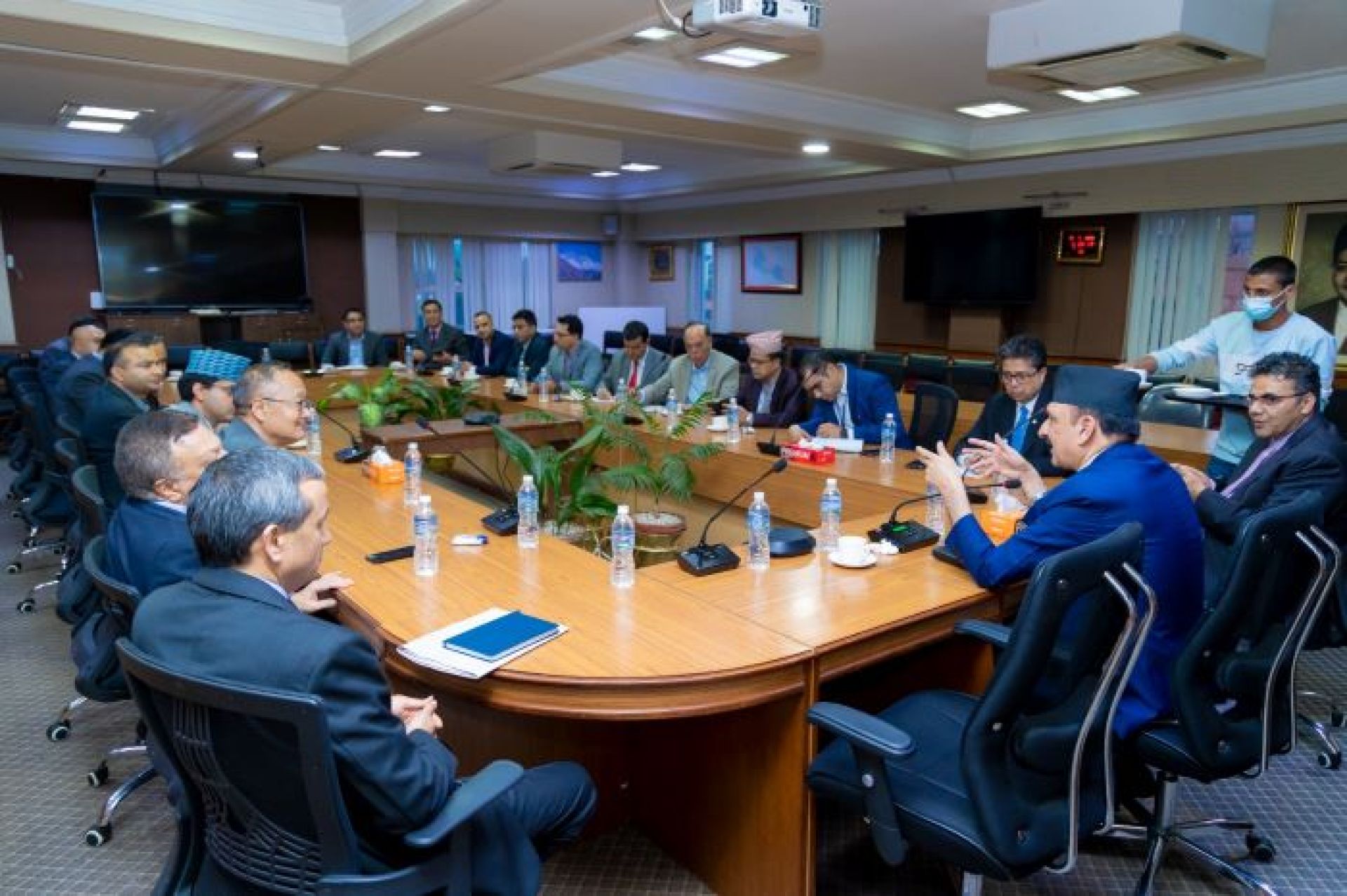 अर्थतन्त्रलाई चलायमान बनाउन अर्थमन्त्री डा. महतको दौडधुप